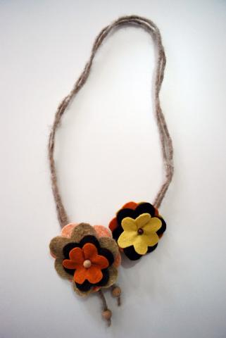 Accessori  Collana con fiori di panno