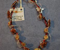 Accessori  Collana con bottoni decorativi e legno